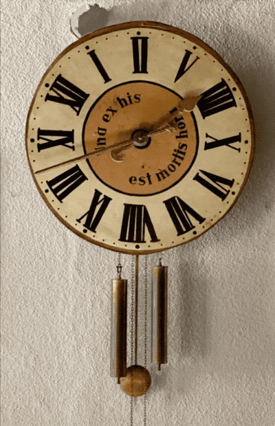 Bild einer Uhr mit Beschriftung »est mortis hora«